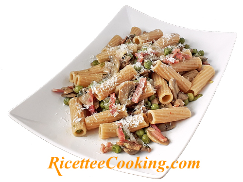 Rigatoni funghi piselli e speck
